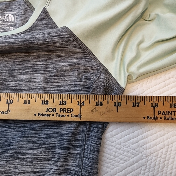 The North Face flash dry long sleeve active top with thumbholes. Green/grey. Sm. - Picture 9 of 9